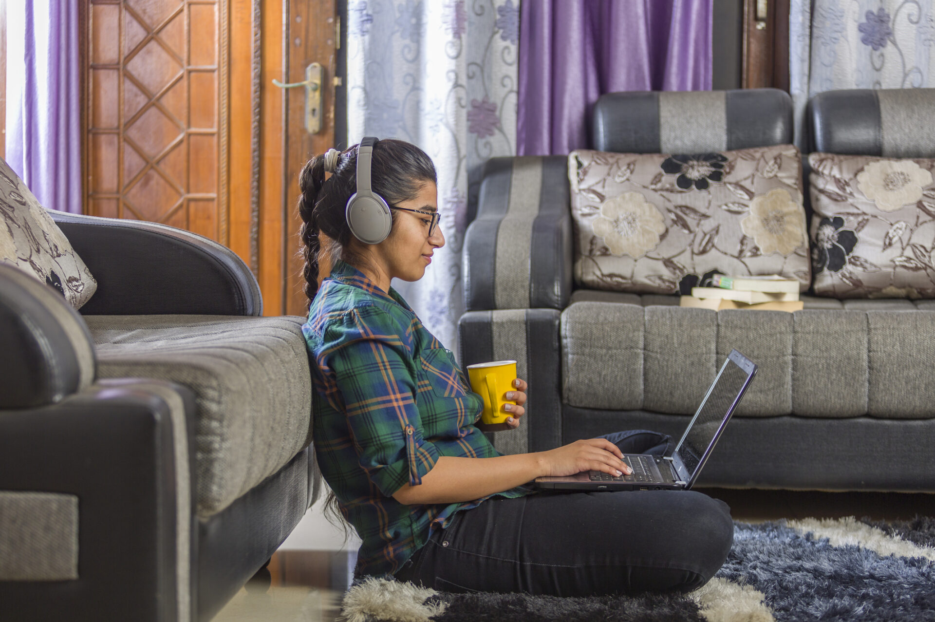 girl-using-laptop