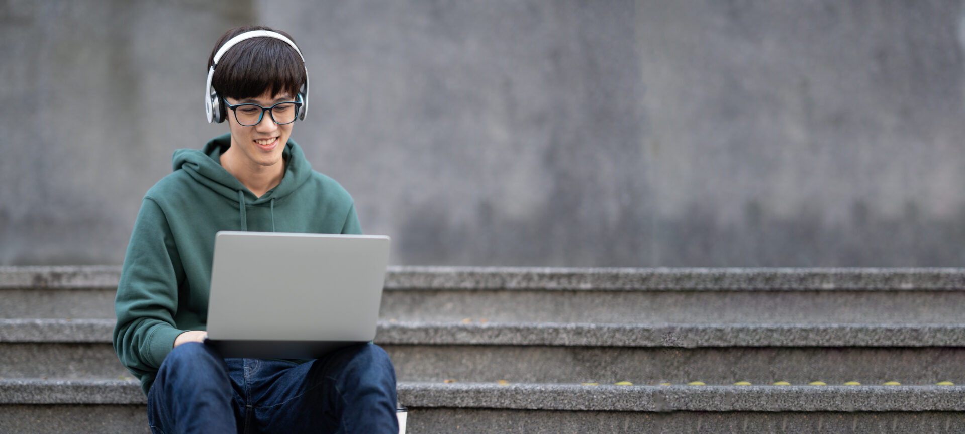 teen-with-laptop